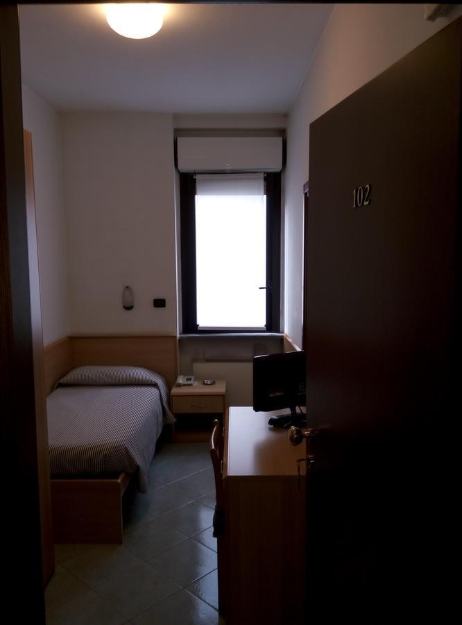 Hotel Cristallo Новара Екстер'єр фото